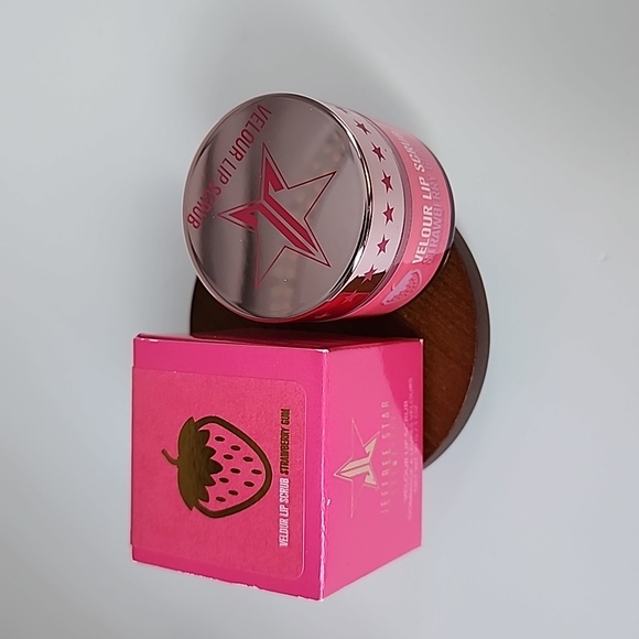 Jeffree Star Velour Lip Scrub - Strawberry Gum (Original Packaging) 🍓 - Picture 2 of 7